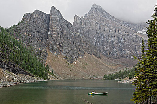 男人,独木舟,湖,财政紧张,班芙国家公园,艾伯塔省,加拿大