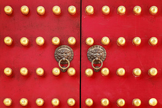 古代铜乳钉虎头辅首的朱红宫门,南京明孝陵古建筑