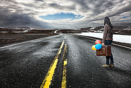 女人,手提箱,气球,乡间小路,荒芜,风景,雪,阴天,挪威,欧洲