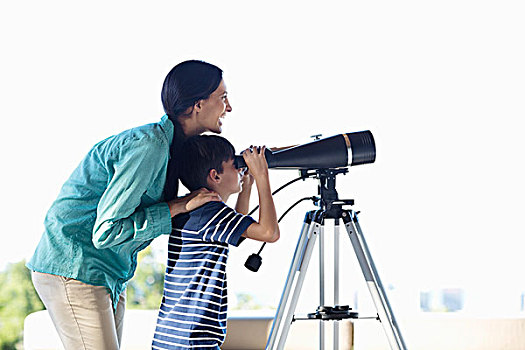 母亲,儿子,望远镜
