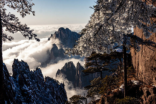 中国安徽黄山风景区,冬日雪后奇峰怪石林立,云雾飘渺宛若仙境