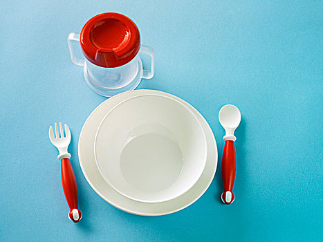 红色,白色,塑料制品,餐具,盘子,碗,蓝色背景