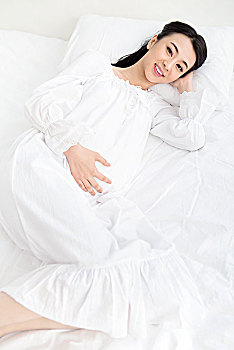 躺在床上休息的孕妇