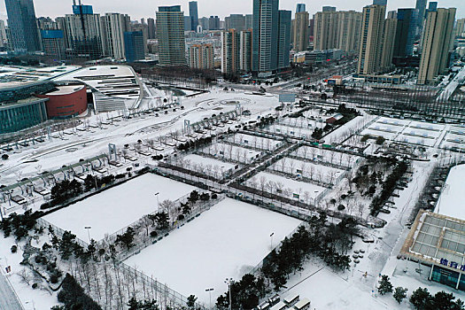 瑞雪为城市披上圣洁外衣,皑皑白雪与城市美景相映成趣