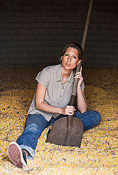 女性,农民,坐,玉米,筒仓,铲