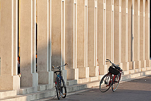 自行车停放,户外,拱廊,艾米利亚-罗马涅大区,意大利