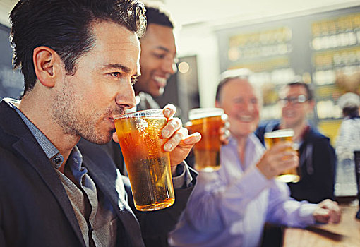 男人,喝,啤酒,朋友,酒吧