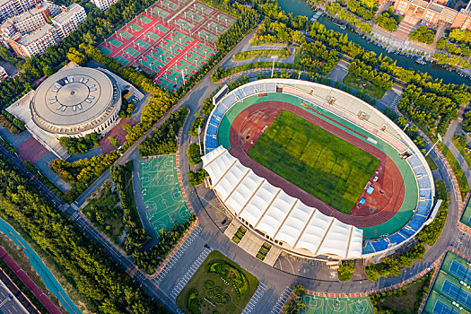 航拍河南郑州大学主校区校园风光,中心体育场及体育馆