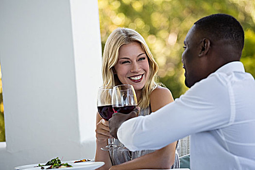 高兴,年轻,情侣,祝酒,葡萄酒杯,餐馆,坐