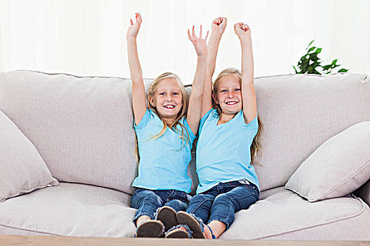 双胞胎,抬起,手臂,坐,沙发,客厅
