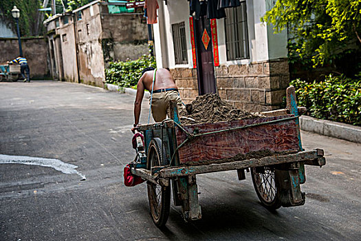福建厦门市鼓浪屿社区维修道路正在拉材料的工人