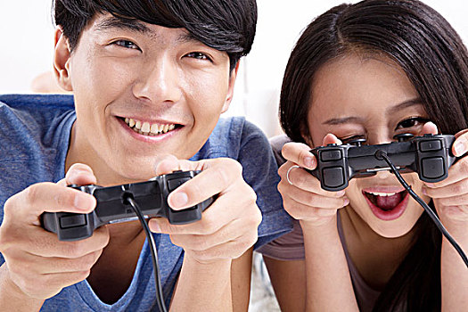 青年情侣玩游戏
