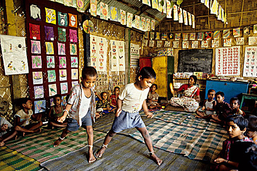 两个男孩,跳舞,教室,社交,学校,关注,乡村,孟加拉,教育,挤出,成长,进入,小学,只有