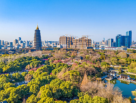 航拍江苏省常州天宁区红梅公园与天宁寺