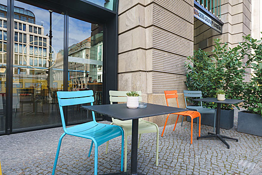 德国柏林街头彩色椅子和桌子