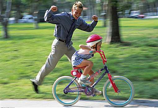 父亲,帮助,女儿,学习,乘,自行车