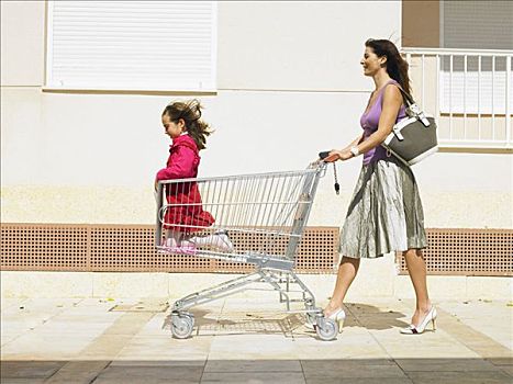 母亲,推,女儿,5-7岁,超市,手推车,阿利坎特,西班牙