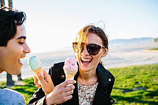 年轻,情侣,联系,相互,手臂,吃,冰激凌蛋卷,威尼斯海滩,加利福尼亚,美国
