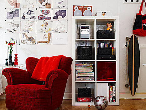红色,软垫,椅子,白色,架子,滑板,墙壁