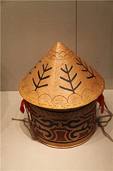 内蒙古呼伦贝尔,鄂伦春族桦树皮制品