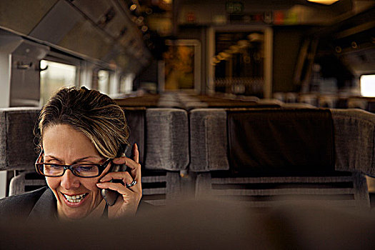 女人,列车,手机