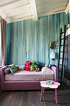 毛绒玩具,粉色,床,正面,青绿色,墙壁,闺房,梯子,阁楼,水平,一个