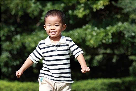 日本人,男孩,跑,草地,3岁