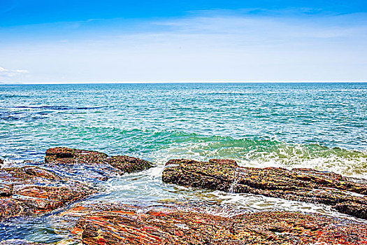 巽寮湾蓝天岩石海滩自然风光