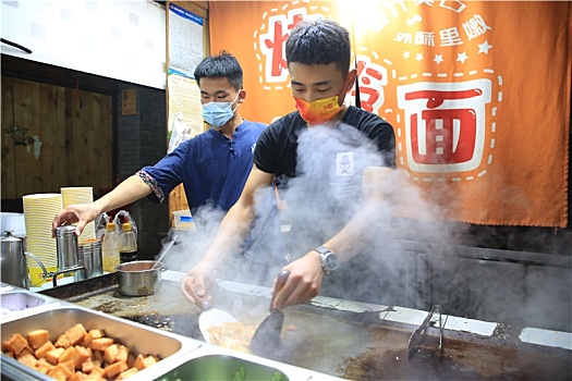 山东省日照市,节日里的美食街人头攒动,游客争相品尝特色小吃