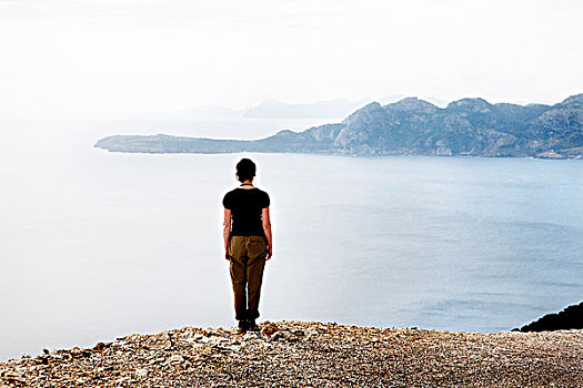 女人,站立,边缘,悬崖,面对,地中海,马略卡岛,西班牙