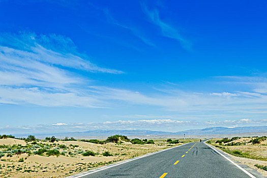 新疆戈壁滩上的公路,c
