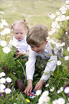 两个孩子,复活节彩蛋,花园