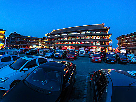 杨柳青古典建筑群中的停车场