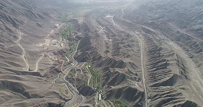 新疆哈密,航拍天山山区的地质构造与山区公路