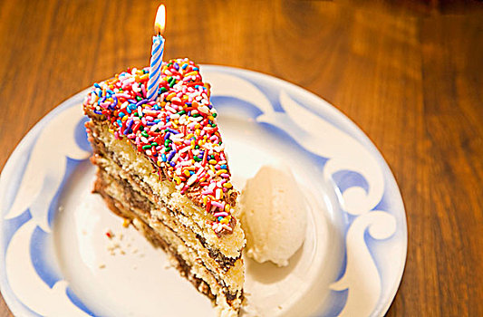 彩色,切片,生日蛋糕,燃烧,蜡烛,舀具,香草冰淇淋