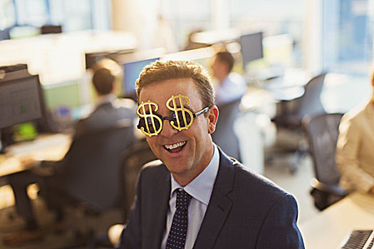 头像,微笑,商务人士,戴着,美元符号,墨镜,办公室