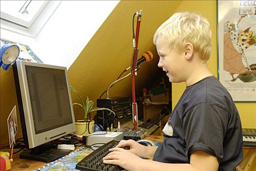 男孩,用电脑