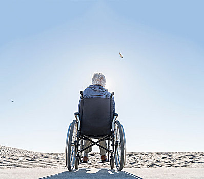 后视图,老人,轮椅,向外看,海滩,干盐湖,光线,加利福尼亚,美国