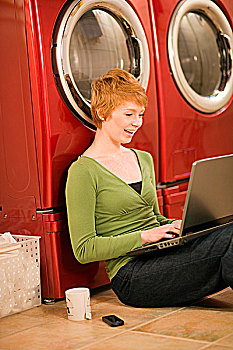 高兴,女人,笔记本电脑,等待,洗衣服