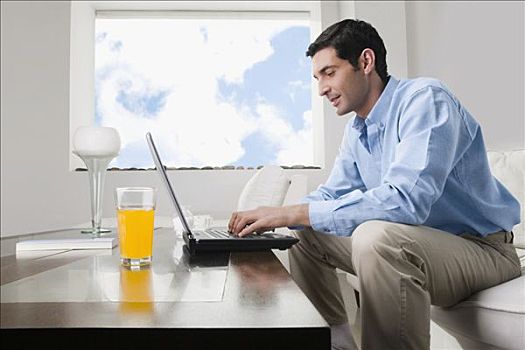 中年,男人,工作,笔记本电脑,玻璃杯,果汁,桌子
