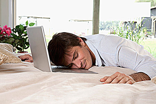 男人,睡觉,笔记本电脑,床