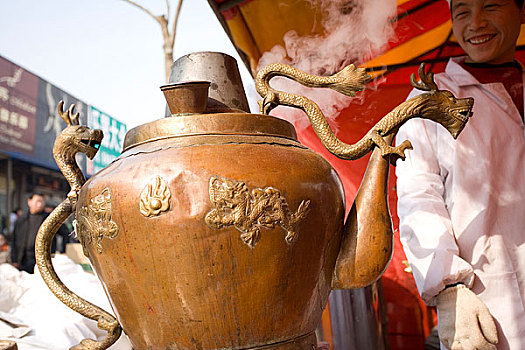 北京春节庙会茶摊上的大铜茶壶