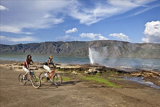 肯尼亚,两个女孩,自行车,过去,间歇泉,温泉,旁侧,柏哥利亚湖,碱性湖,大裂谷