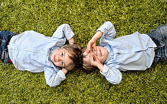 双胞胎,男孩,躺着,绿色,地毯