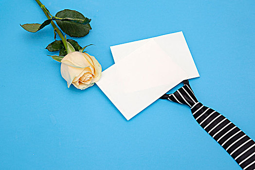节日礼物,空白卡片,条纹领带和黄玫瑰