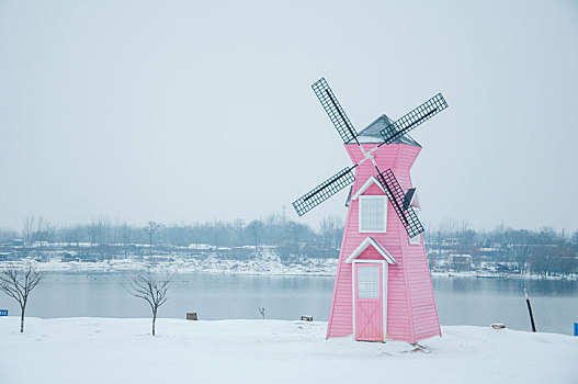 雪中的粉红色风车
