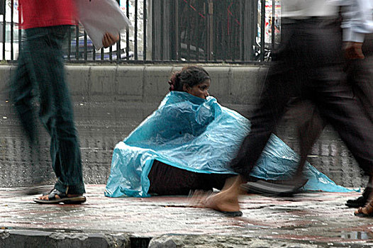 街道,女人,防护,雨,塑料制品,遮盖,雨天,达卡,城市,孟加拉