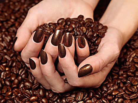 手,拿着,咖啡豆,相配,褐色,指甲油