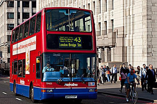 红色公交车,穿过,伦敦桥,伦敦,英格兰