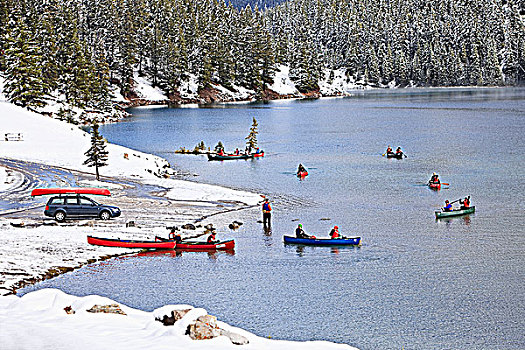 年轻,青少年,独木舟,下雪,班芙国家公园,艾伯塔省,加拿大